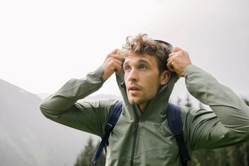Mann beim Wandern 