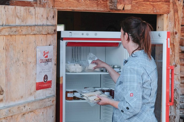 Nina räumt Kühlschrank ein
