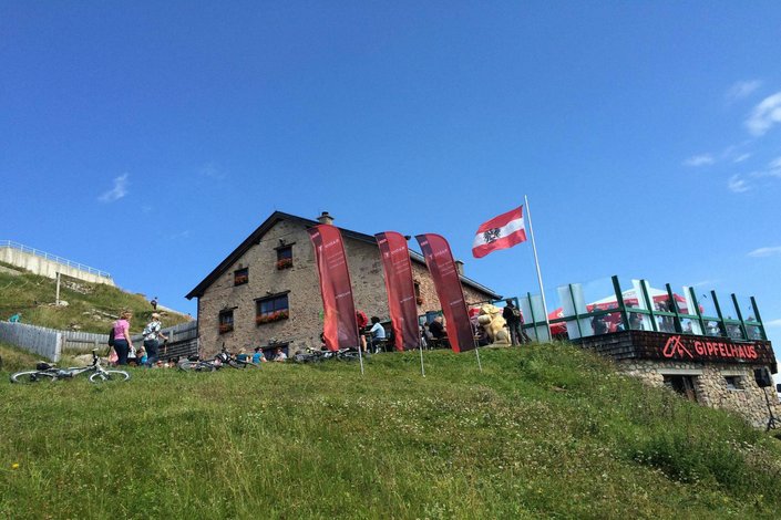 Gipfelhaus im Sommer