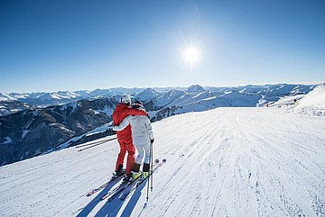 Paar beim Skifahren 