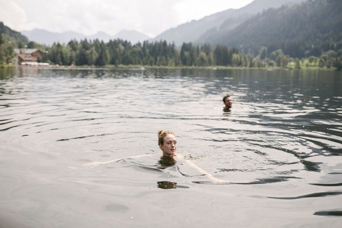 Paar schwimmt im Schwarzsee 