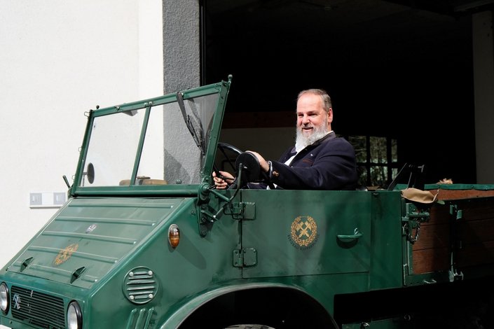 Hansi in altem Auto