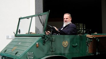 Hansi in altem Auto