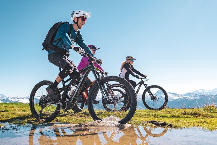 Fahrradfahrer in Pfütze