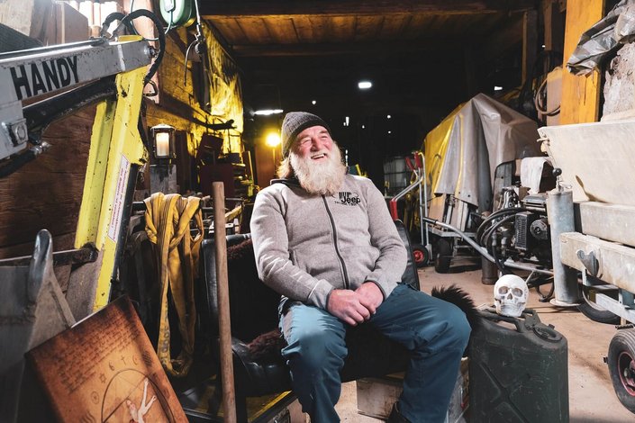 Der Friedhofswärter sitzend in der Garage