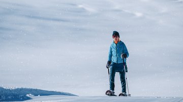 Frau mit Schneeschuhen