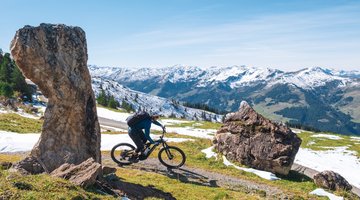 Biker zwischen Steinen