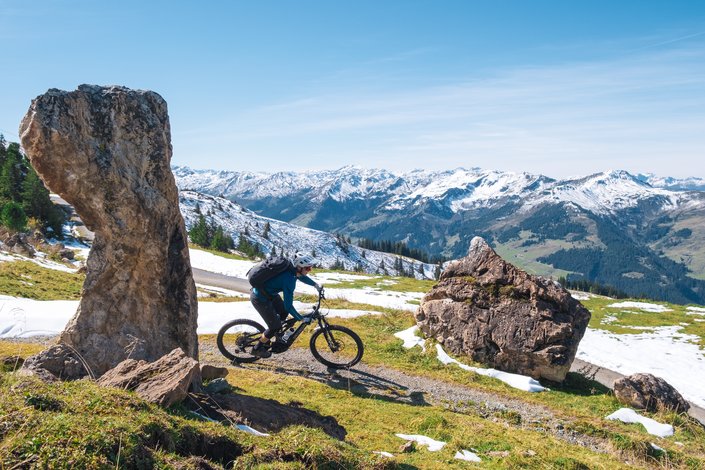 Biker zwischen Steinen