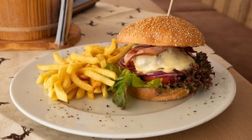 Burger und Pommes