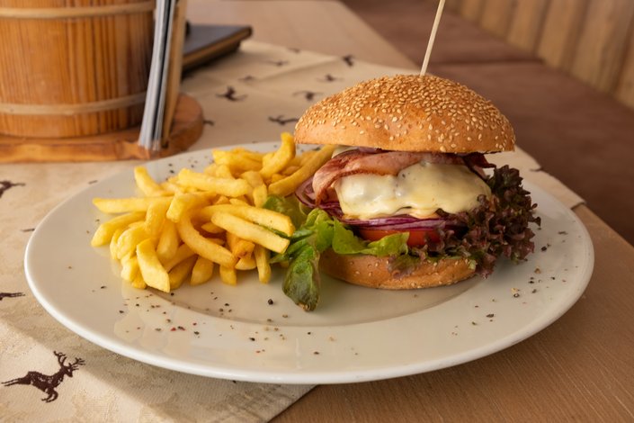 Burger und Pommes