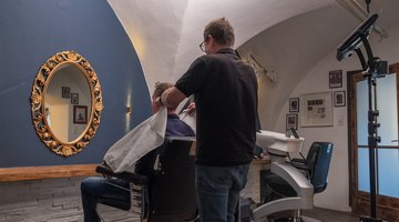 Friseur bei der Arbeit