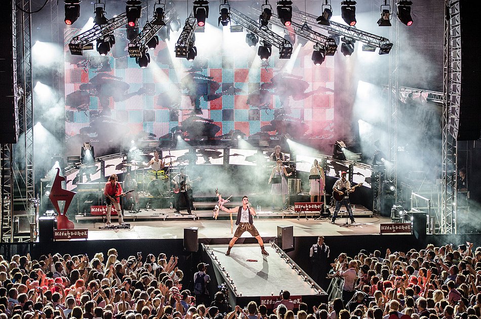 Andreas Gabalier und Band im Tennisstadion