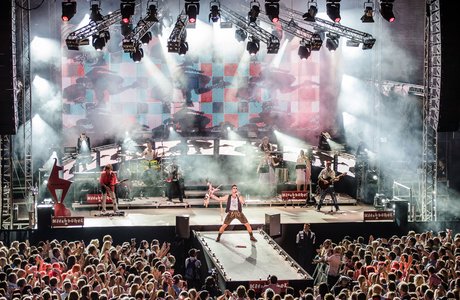 Band auf der Bühne bei Festival