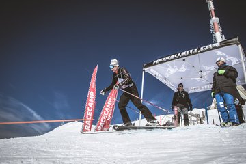 Mann fährt Ski 