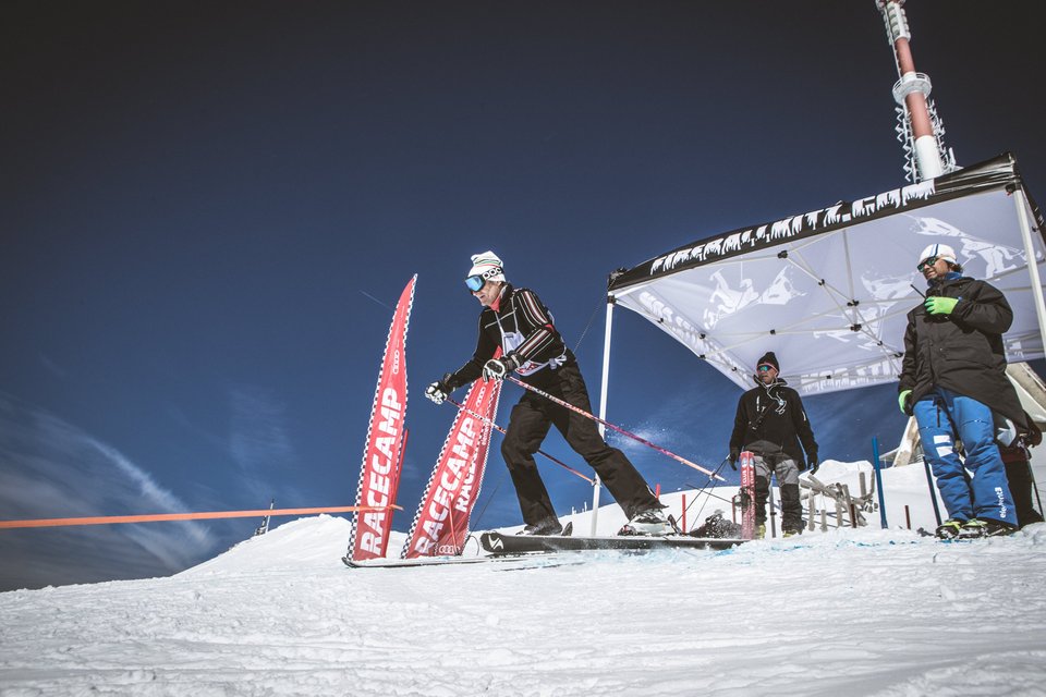 Mann fährt Ski 