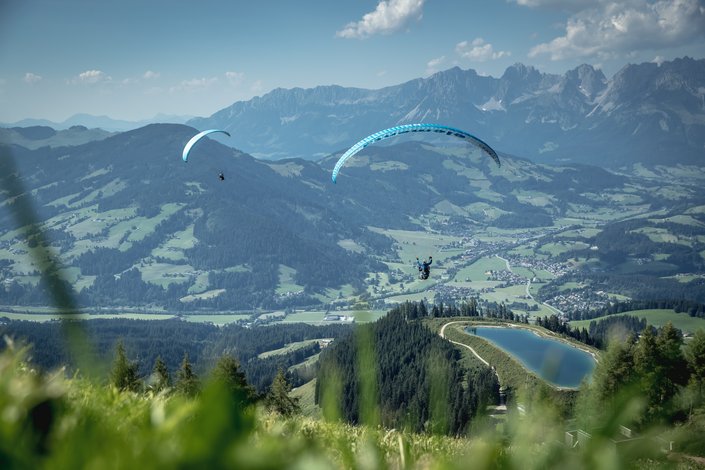 Zwei Paragleiter nach dem Start am Hahnenkamm