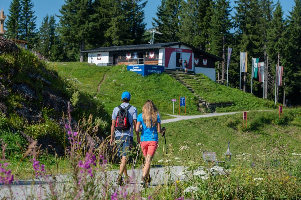 Paar beim Wandern 