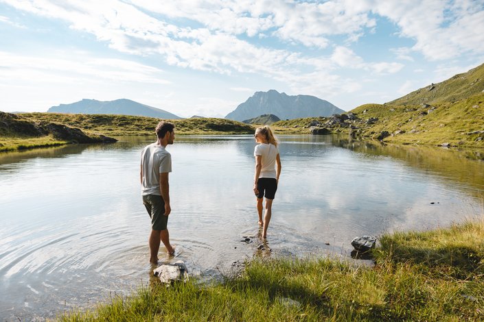 Paar beim Kneippen im Torsee