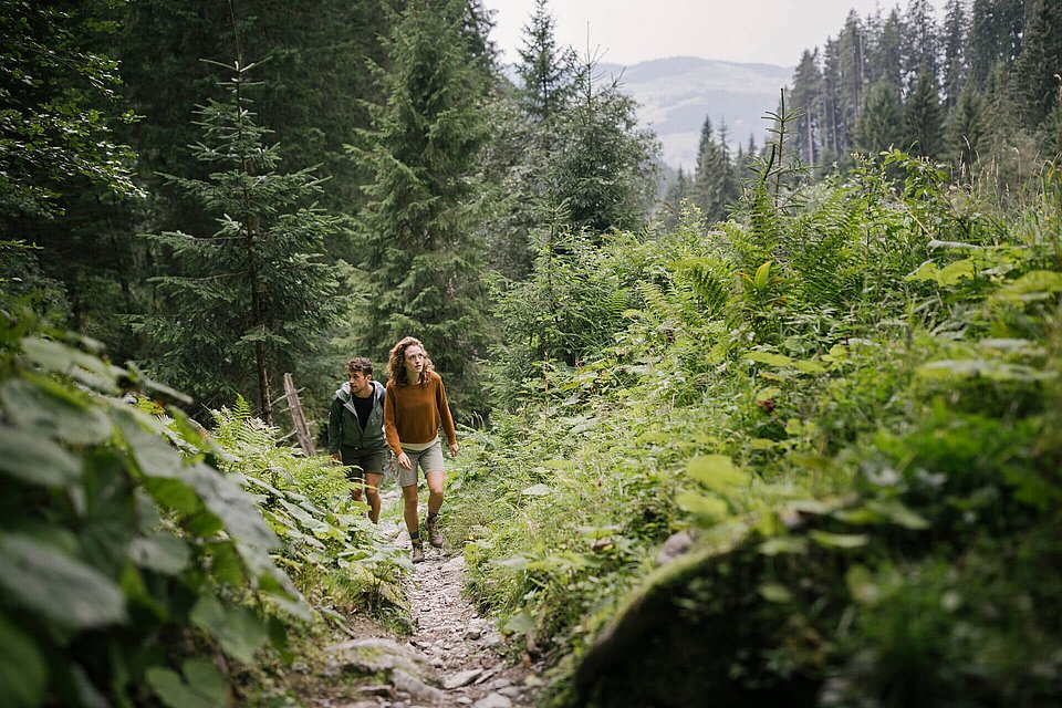 Paar beim Wandern 