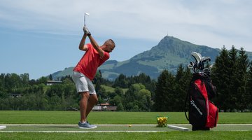 Golfer beim Abschlag