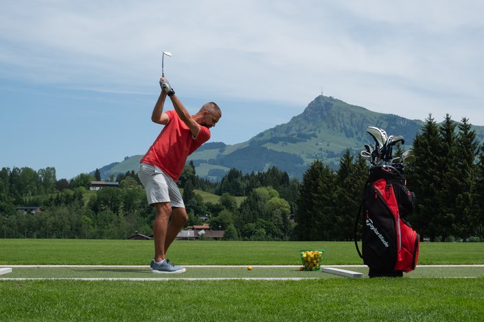 Golfer beim Abschlag