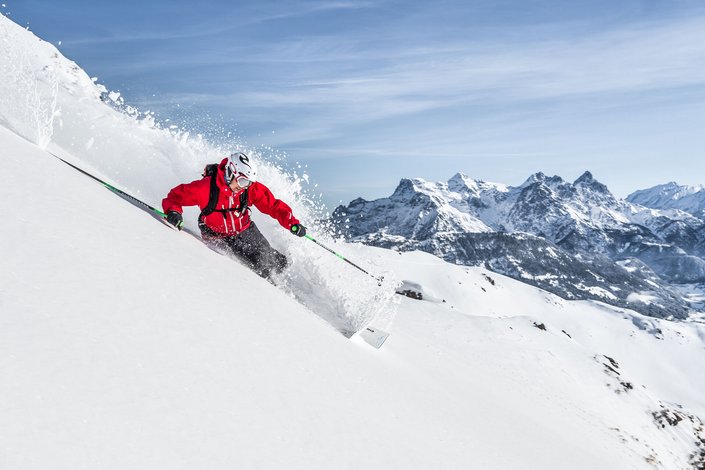 Freerider in steilem Tiefschneehang