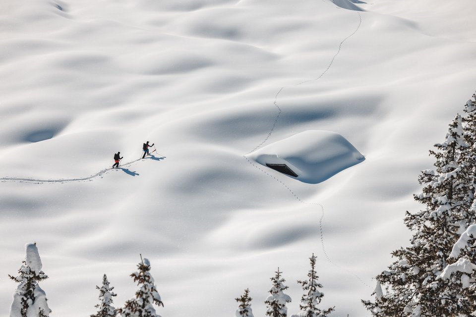 Zwei Personen auf einer Skitour im freien Gelände