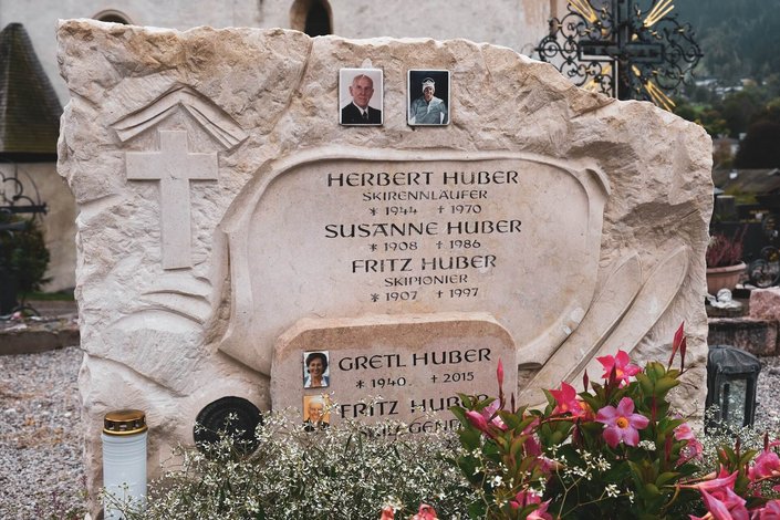 Der Grabstein von Familie Huber
