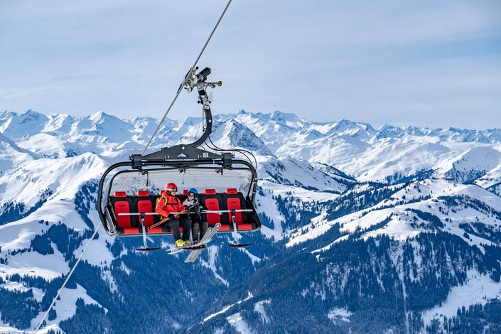 Berg Skilift mit Skifahrern 