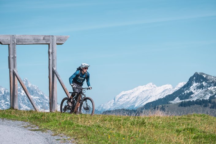 Biker vor Bergpanorama