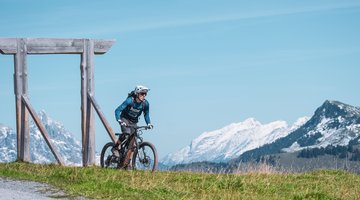 Biker vor Bergpanorama