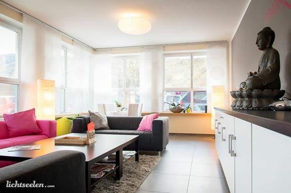 Raum mit Sofas