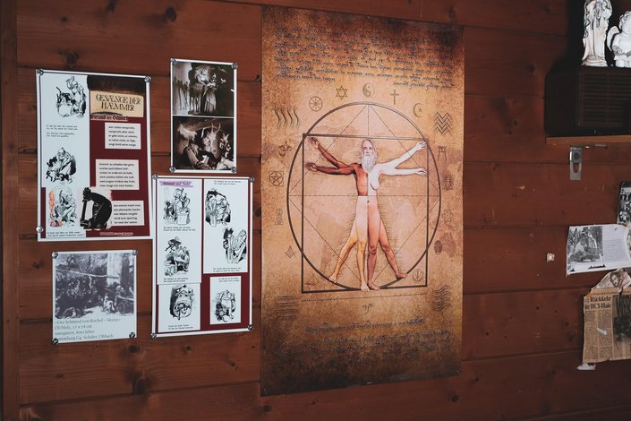 Biler der Renaissance auf einer Holzwand