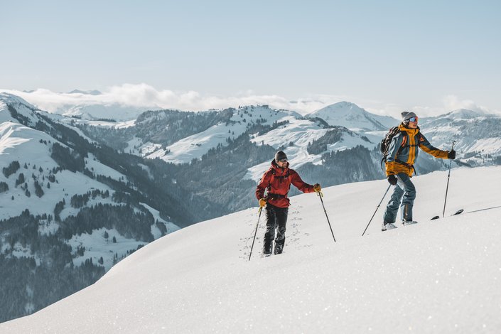Paar bei der Skitour auf die Bichlalm