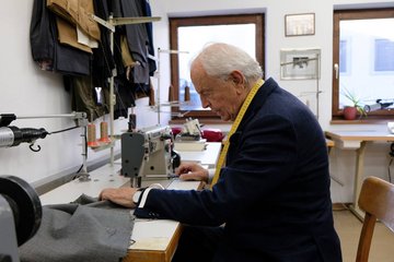 Franz Prader an der Nähmaschine 