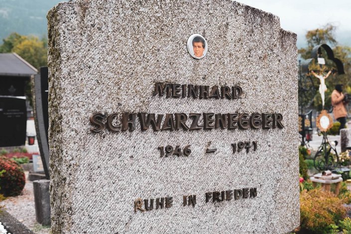 Der Grabstein von Meinhard Schwarzenegger