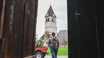 Der Friedhofwärter fotografiert durch den Spalt der Garagentür
