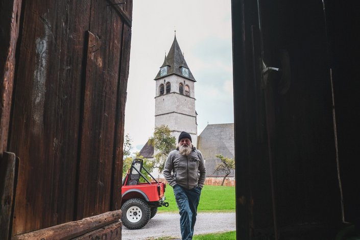 Der Friedhofwärter fotografiert durch den Spalt der Garagentür