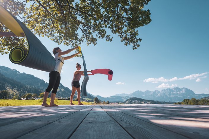 Frauen mit Sportmatte