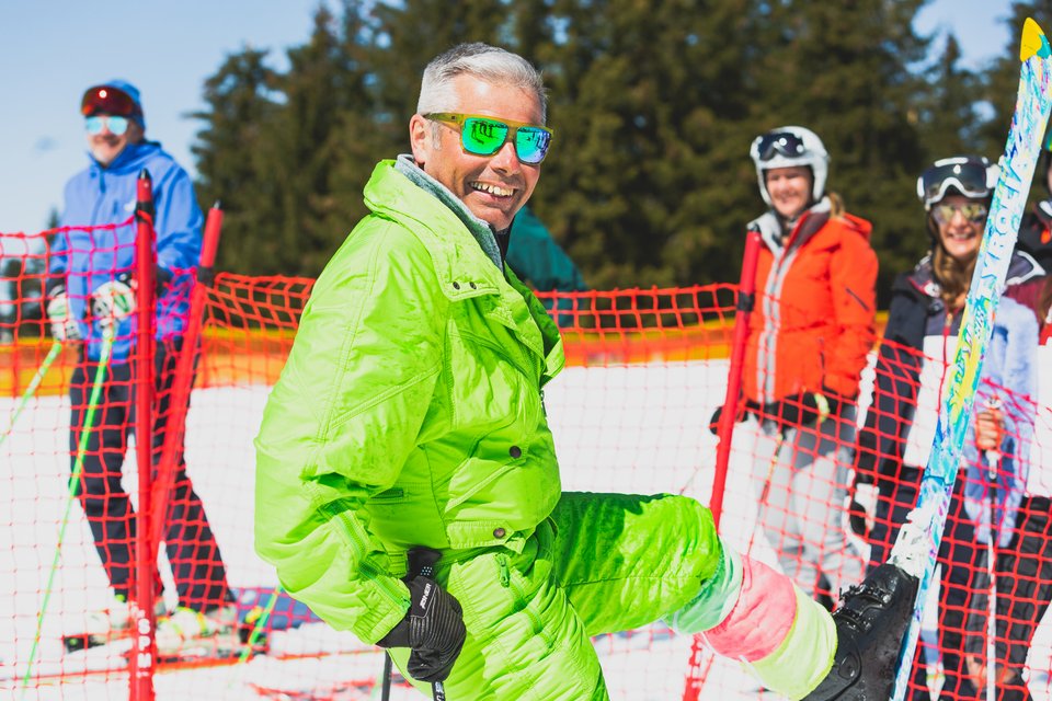 Ein Mann auf den Skiern lächelt