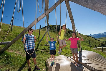 Kinder am Klettergerüst