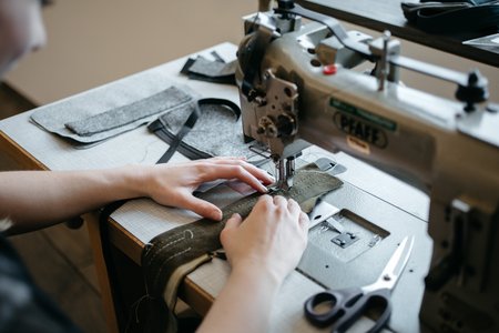 © Ian Ehm - Alle Frauenschuh-Kreationen werden in Österreich in Handarbeit produziert.