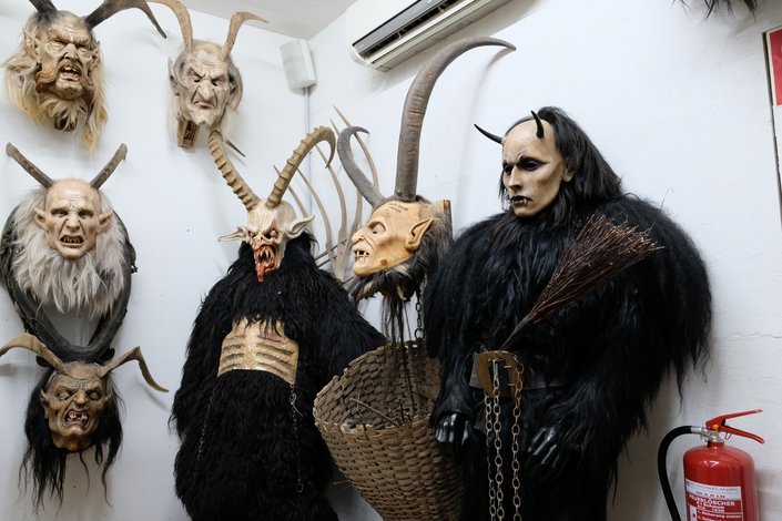Masken an der Wand