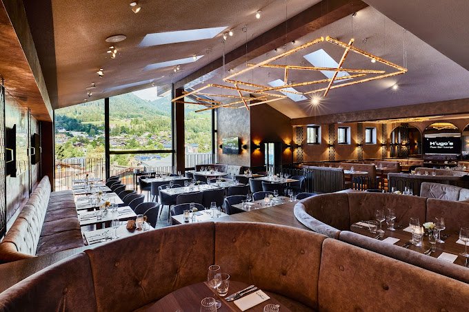 Braune Sofas Bar mit Aussicht Hugos