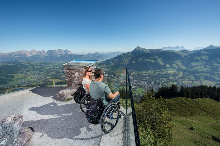 Pärchen im Rollstuhl mit Bergpanorama