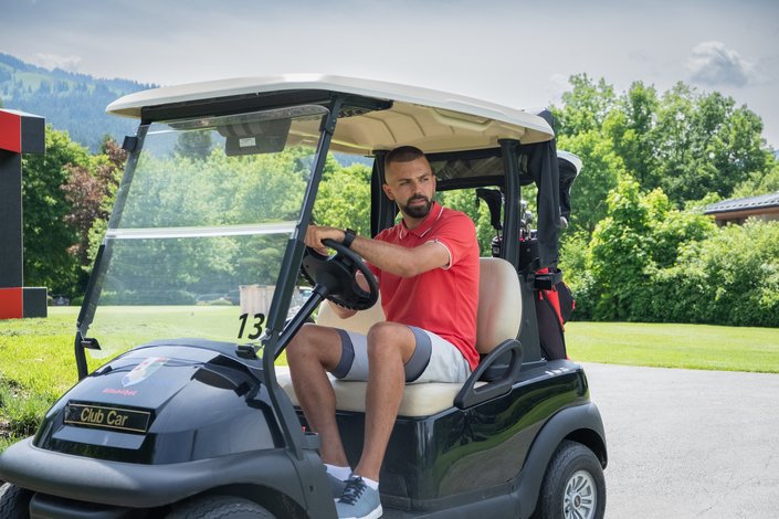 Golfer im Golfwagen