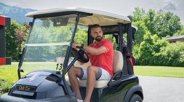 Golfer im Golfwagen