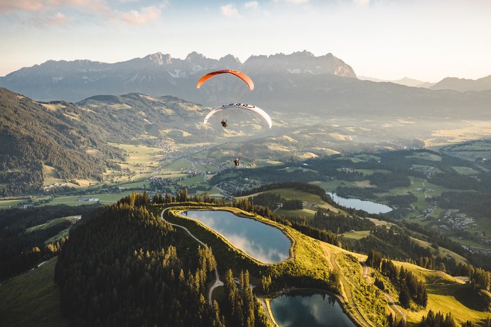 Paragleiter über Kitzbühel