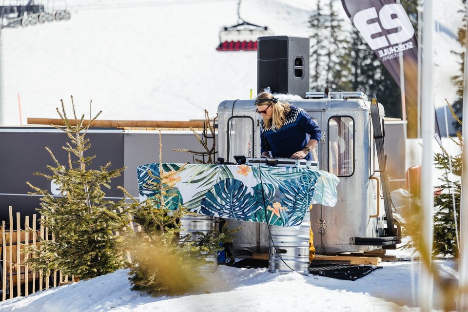DJ legt auf auf der Skipiste
