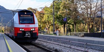 ÖFFENTLICHER ZUGVERKEHR
